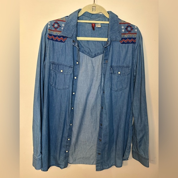 Small denim button up, stitched pattern, H&M. - Picture 3 of 3